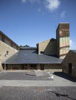 Bogens fotografier er støvsuget for liv. Ingen svømmer i Kildeskovshallen, ingen leger foran Voldparkens Skole.  Foto: Marie-Louise Høstbo