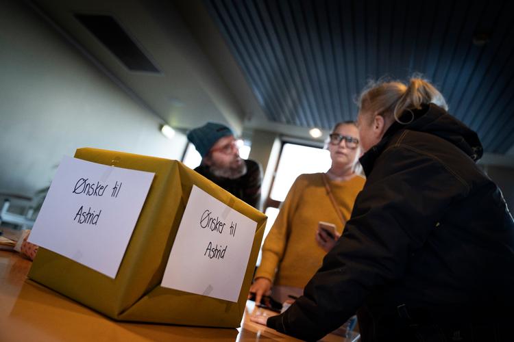 På trods af gode tider er antallet af folk på kanten af arbejdslivet stabilt højt. I sidste uge havde social- og indenrigsminister Astrid Krag (S) inviteret hundrede hjemløse, personer fra Ssnf, Hus Forbi og Kirkens Korshær til gløgg og æbleskiver i Social og indenrigsministeriet. (Foto: Liselotte Sabroe/Ritzau Scanpix)   Foto: Liselotte Sabroe/Ritzau Scanpix