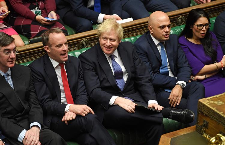 »Nu bryder vi dødvandet og får Brexit overstået«, jublede premierminister Boris Johnson fredag i parlamentet.
   Foto: Jessica Taylor/Ritzau Scanpix