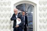 To af statsrevisorerne, Dansk Folkepartis Henrik Thorup (forrest) og Socialdemokraternes Flemming Møller Mortensen, er her  på vej til pressemødet om indkøbsskandalen  hos Forsvarsministeriets Ejendomsstyrelse. 
   Foto: Jens Dresling/POLFOTO