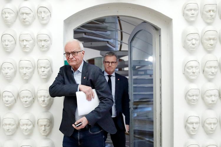 To af statsrevisorerne, Dansk Folkepartis Henrik Thorup (forrest) og Socialdemokraternes Flemming Møller Mortensen, er her  på vej til pressemødet om indkøbsskandalen  hos Forsvarsministeriets Ejendomsstyrelse. 
   Foto: Jens Dresling/POLFOTO