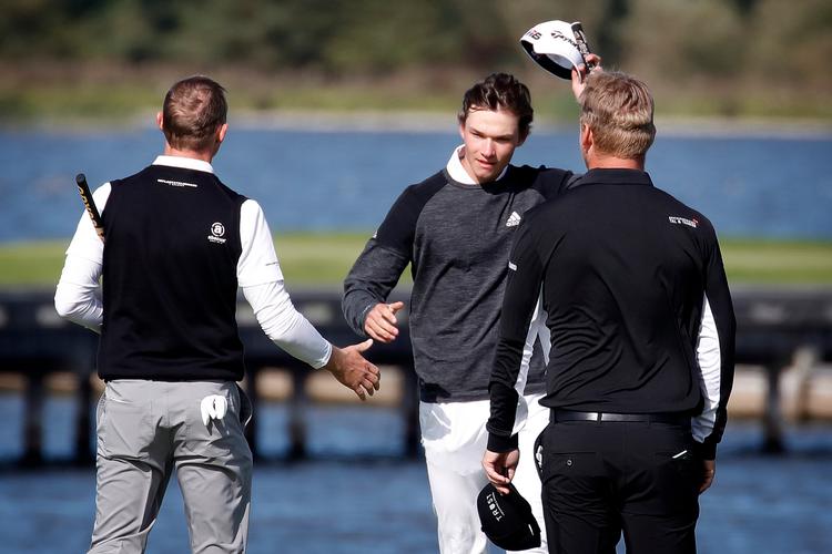 En mandag i Kerteminde gjorde en stor forskel for Nicolai Højgaard, der efter en dag i selskab med Lasse Jensen (tv.) og Morten Ørum Madsen. (th.) vandt 100.000 kr.
   Foto: Jens Dresling/POLFOTO