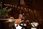 Lars Ulrik Mortensen ledte musikken stående foran orkestret ved sit lille orgel og med et cembalo. Foto: Andreas Merrald/POLFOTO