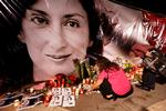 
 Tusinder af maltesere lægger blomster ved et mindesmærke for Daphne Caruana Galizia. I lang tid har myndighederne systematisk fjernet blomsterne, men nu rykker skandalen nærmere og nærmere på topfolkene i den lille ø-stat.
   Foto: Darrin Zammit Lupi/Ritzau Scanpix