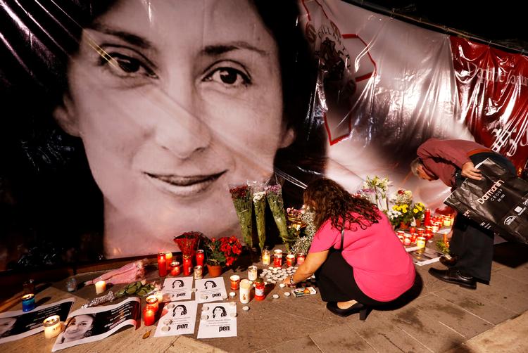 
 Tusinder af maltesere lægger blomster ved et mindesmærke for Daphne Caruana Galizia. I lang tid har myndighederne systematisk fjernet blomsterne, men nu rykker skandalen nærmere og nærmere på topfolkene i den lille ø-stat.
   Foto: Darrin Zammit Lupi/Ritzau Scanpix