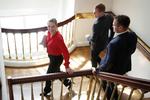 
    Arkiv: Socialdemokraternes formand Mette Frederiksen på vej fra sit kontor i ukendt retning med pressechef Mads Brandstrup og en sikkerhedsvagt.
   Foto: Jens Dresling/POLFOTO
