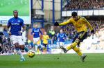 Everton-forsvarer Djibril Sidibe (tv.) må nøjes med at se på, mens Arsenals 18-årige brasilianer Gabriel Martinelli afslutter under Premier League-kampen på Goodison Park.
   Foto: Jason Cairnduff/Ritzau Scanpix