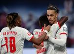 Leipzigs danske frontløber Yussuf Poulsen (th.) har succes i Bundesligaen, og lørdag kom han igen på måltavlen, da det gik ud over Augsburg.   Foto: Ronny Hartmann/Ritzau Scanpix