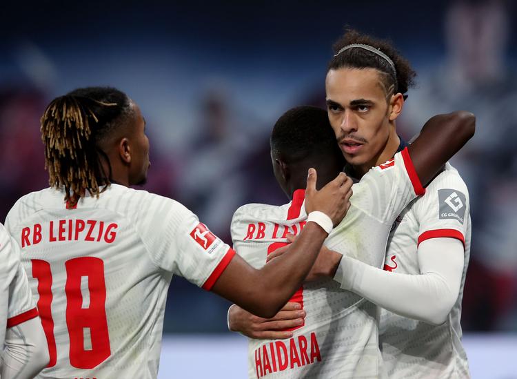 Leipzigs danske frontløber Yussuf Poulsen (th.) har succes i Bundesligaen, og lørdag kom han igen på måltavlen, da det gik ud over Augsburg.   Foto: Ronny Hartmann/Ritzau Scanpix