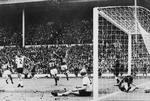 I VM-finalen i 1966 scorede Martin Peters (nr. 16) til 2-1 efter 78 minutter, men i næstsidste minut udlignede Wolfgang Weber, så finalen måtte afgøres i forlænget spilletid, hvor Geoff Hurst scorede to gange og blev den eneste nogen sinde, der har scoret tre mål i en VM-finale.
   Foto: Stringer/Ritzau Scanpix