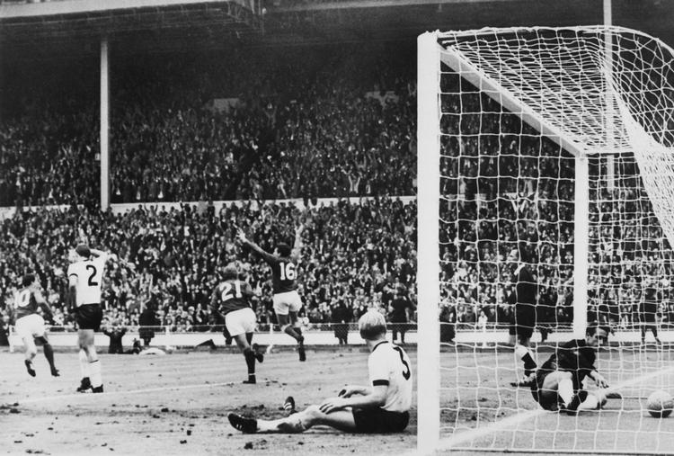 I VM-finalen i 1966 scorede Martin Peters (nr. 16) til 2-1 efter 78 minutter, men i næstsidste minut udlignede Wolfgang Weber, så finalen måtte afgøres i forlænget spilletid, hvor Geoff Hurst scorede to gange og blev den eneste nogen sinde, der har scoret tre mål i en VM-finale.
   Foto: Stringer/Ritzau Scanpix
