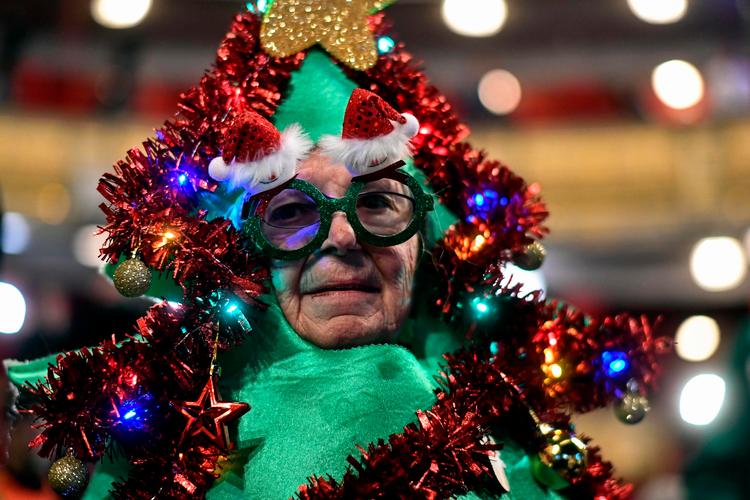 Ville en amerikaner mon kalde denne kvinde for en 'Christmas tree'-woman eller en 'winter woman'? Foto: Oscar del Pozo,  AFP Foto: Oscar del Pozo/Ritzau Scanpix