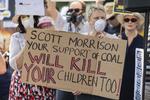 'Scott Morrison, din støtte til kul vil dræbe vores børn', står der på skiltet ved klimademonstrationen i Sydney 19. december.  Foto: Wendell Teodoro/Ritzau Scanpix