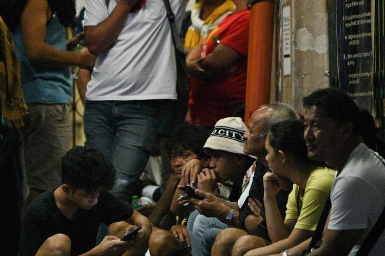 Filippinere, der har det dårligt, venter på at få behandling uden for en skadestue i Manila.  Foto: Ted Aljibe/Ritzau Scanpix
