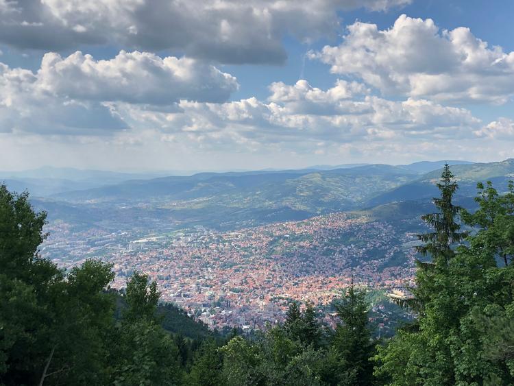 Udsigten ned mod Sarajevo fra toppen af Trebevićbjerget er formidabel. Foto: Sune Højrup Bencke