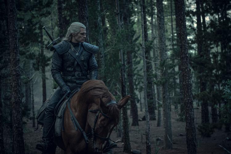 Den nye netflixserie om monsterjægeren fra Rivia har også danske Lars Mikkelsen i en større rolle over for Henry Cavills hovedperson. Serien blev den mest sete på Netflix i Danmark i 2019. 