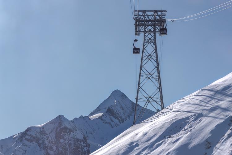 Den nye 3K-lift følger en bjergkam på tværs fra Maiskogel til gletsjeren med åndeløs udsigt til dalbunden en kilometer nede og til det karakteristiske Kitzsteinhorn.  Foto: Marc Leeds, Impressions MDL