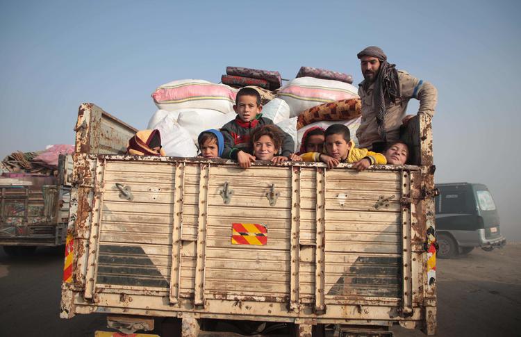 Titusinder af syrere flygter nordpå fra den syriske by Idlib til den tyrkiske grænse. De flygter fra russiske og syriske bombardementer i Idlib, der er oprørernes sidste tilbageværende bastion. Foto: Aaref Watad/Ritzau Scanpix