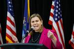 Det var en kontroversiel beslutning, demokraten Elissa Slotkin tog, da hun valgte at stemme for en rigsretssag mod Donald Trump. Det vidste hun, men blev igen mindet om det, da hun forklarede sit valg på et vælgermøde i  svingstaten Michigan.   Foto: Bill Pugliano/Ritzau Scanpix