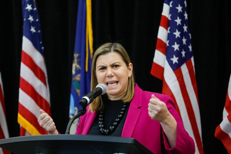 Det var en kontroversiel beslutning, demokraten Elissa Slotkin tog, da hun valgte at stemme for en rigsretssag mod Donald Trump. Det vidste hun, men blev igen mindet om det, da hun forklarede sit valg på et vælgermøde i  svingstaten Michigan.   Foto: Bill Pugliano/Ritzau Scanpix