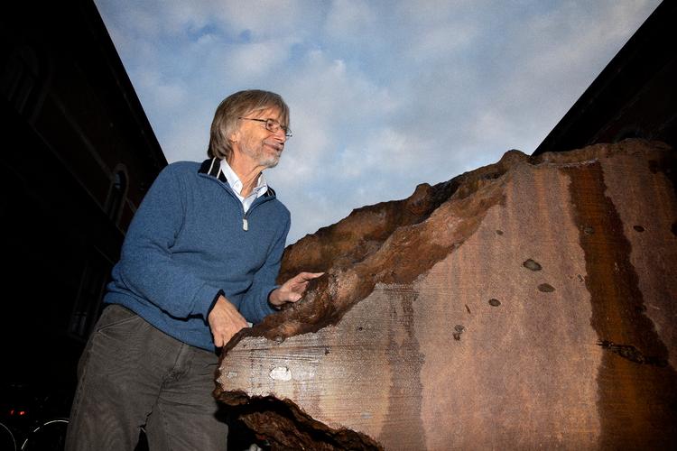 
Planetjæger og professor Uffe Gråe Jørgensen har lagt hånd på Agpalilik meteoritten, der ligger i gården foran Geologisk museum. Han ser kollisioner med himmellegemer som asteroider, kometer og meteoritter, som en stor trussel mod menneskehedens overlevelse. Foto: Finn Frandsen/POLFOTO
