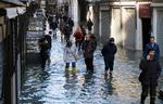 Fodgængere på tur i Venedig i dag.  Foto: Manuel Silvestri/Ritzau Scanpix
