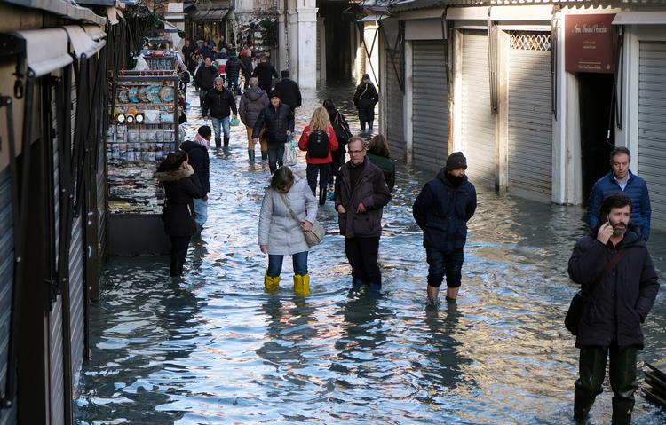 Fodgængere på tur i Venedig i dag.  Foto: Manuel Silvestri/Ritzau Scanpix