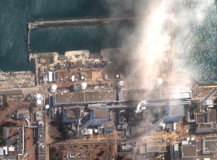 Atomkraftværket Fukushima var udsat for en nedsmeltning for snart ni år siden, efter anlægget blev ramt af en tsunami, der var udløst af et meget stort jordskælv. Nu foreslår Japans regering at lukke radioaktivt vand fra Fukushima ud i miljøet. Foto: Maxar Technologies/Ritzau Scanpix