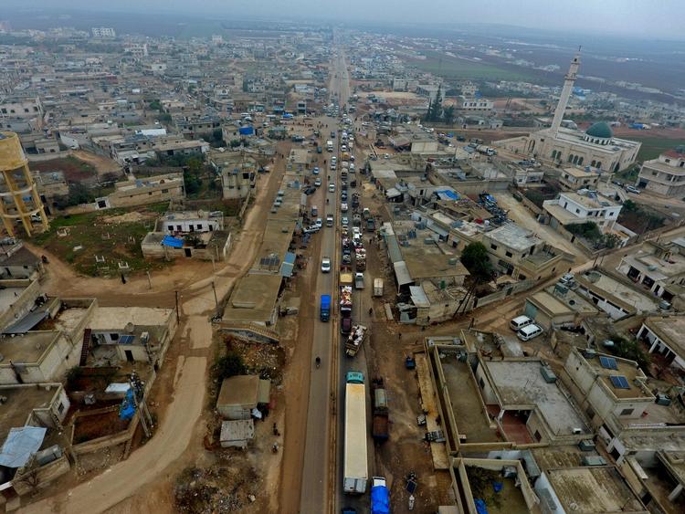 Syrere nær byen Idlib ses på flugt mod den syrisk-tyriske grænse. Foto: Aref Tammawi/Ritzau Scanpix