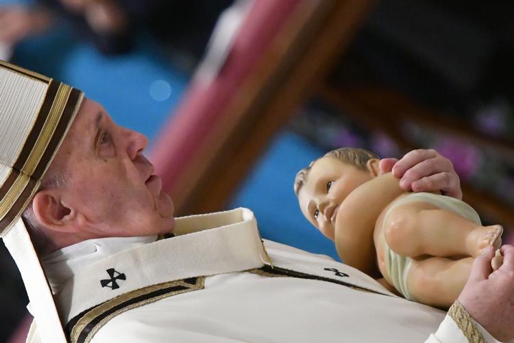 Paven med en Jesusfigur under julegudstjenesten i Rom.  Foto: Alberto Pizzoli/Ritzau Scanpix