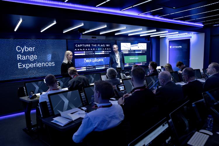 Virksomheden IBM rullede i foråret Europa tyndt med en lastbiltrailer udstyret med topavanceret it- og kommunikationsudstyr for at træne topledere og eksperter i at håndtere simulerede cyberangreb på virksomheder og organisationer. 

 Foto: Jacob Ehrbahn/POLFOTO