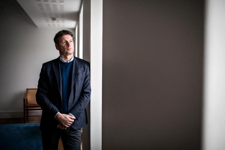 
    
Akuttelefonen 1813 gjorde de praktiserende læger meget sure. Nu har de sluttet fred med løsningen, selvom de fortsat har kritiske indvendinger, siger Christian Freitag, formand for Praktiserende Lægers Organisation.
   Foto: Jens Hartmann Schmidt/POLFOTO