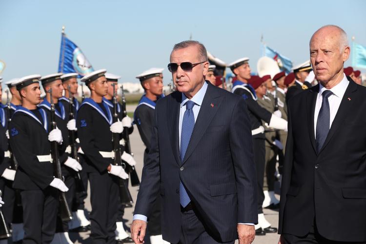 Tyrkiets præsident, Recep Tayyip Erdogan, modtages af Tunesiens præsident, Kais Saied, i lufthavnen i Tunis.  Foto: Murat Cetinmuhurdar/Ritzau Scanpix