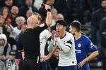 Efter at have fået hjælp fra VAR-rummet gav Anthony Taylor rødt kort til Heung-Min Son. Foto: Glyn Kirk/Ritzau Scanpix