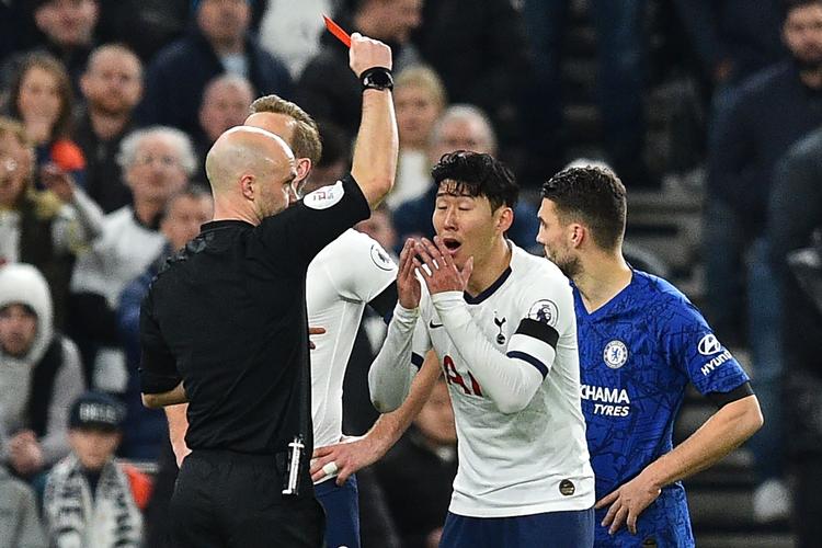 Efter at have fået hjælp fra VAR-rummet gav Anthony Taylor rødt kort til Heung-Min Son. Foto: Glyn Kirk/Ritzau Scanpix