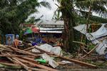 En indbygger betragter et ødelagt hus i Tacloban, i det centrale Filippinerne. Indtil videre er 16 personer dræbt af tyfonen.  Foto: Bobbie Alota/Ritzau Scanpix