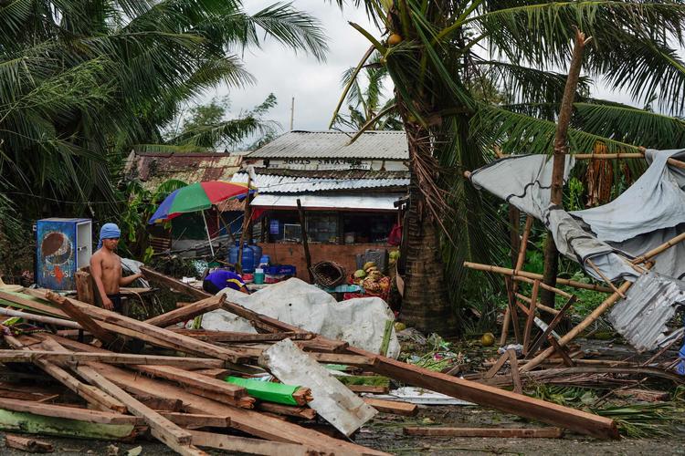 En indbygger betragter et ødelagt hus i Tacloban, i det centrale Filippinerne. Indtil videre er 16 personer dræbt af tyfonen.  Foto: Bobbie Alota/Ritzau Scanpix