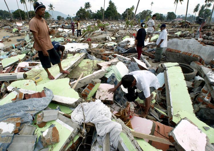 Lokale søger efter deres ejendele i ruinerne af deres huse to dage efter tsunamien 26. december 2005 i  Lhoknga, vest for Banda Aceh, January 28.
   Foto: Enny Nuraheni/Ritzau Scanpix