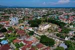 Banda Aceh set fra oven med andet tsunami mindesmærket i midten. Foto: Chaideer Mahyuddin/Ritzau Scanpix