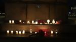 Der blev tændt lys foran Det Kongelige Slot i Oslo 1. juledag, efter nyheden om Ari Behns død var kommet frem. Den tidligere ægtefælle til Norges prinsesse Märtha Louise blev 47 år gammel.  Foto: Fredrik Hagen/Ritzau Scanpix