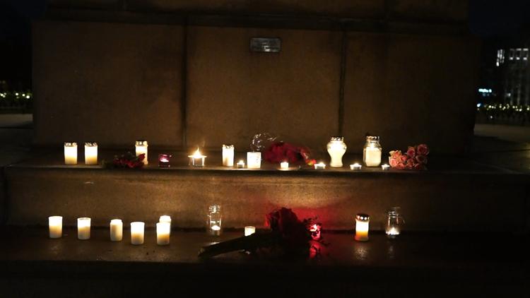Der blev tændt lys foran Det Kongelige Slot i Oslo 1. juledag, efter nyheden om Ari Behns død var kommet frem. Den tidligere ægtefælle til Norges prinsesse Märtha Louise blev 47 år gammel.  Foto: Fredrik Hagen/Ritzau Scanpix