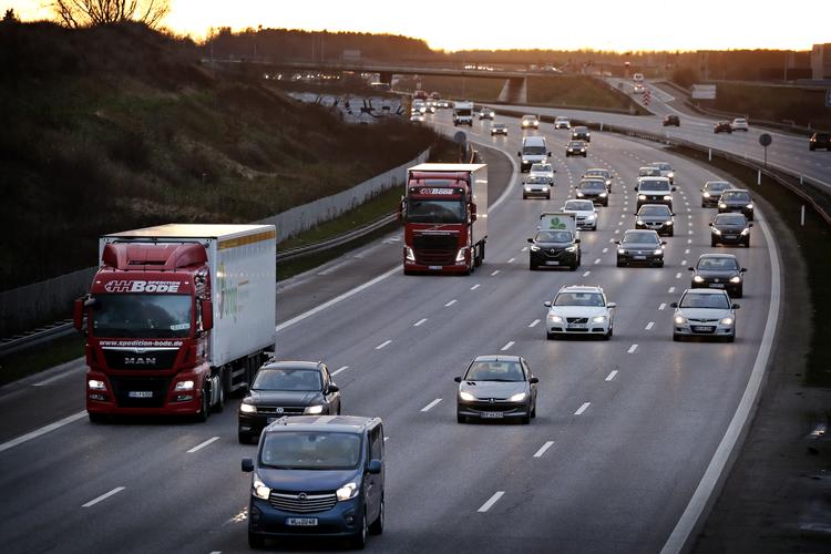 Der har været trafikuheld på motorveje i Jylland, på Fyn og Sjælland, og det giver kø på de i forvejen travle strækninger på dagen, hvor mange rejser hjem fra juleferie. forsinkelser. Foto: Jens Dresling/POLFOTO