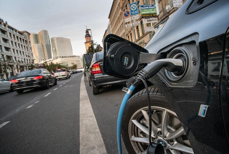 De tyske myndigheder har afsat over fem milliarder kroner til at udvikle et bedre og grønnere batteri til de elbiler, som der ventes at blive et kæmpe marked for i de kommende år.
   Foto: Frank Rumpenhorst/Ritzau Scanpix