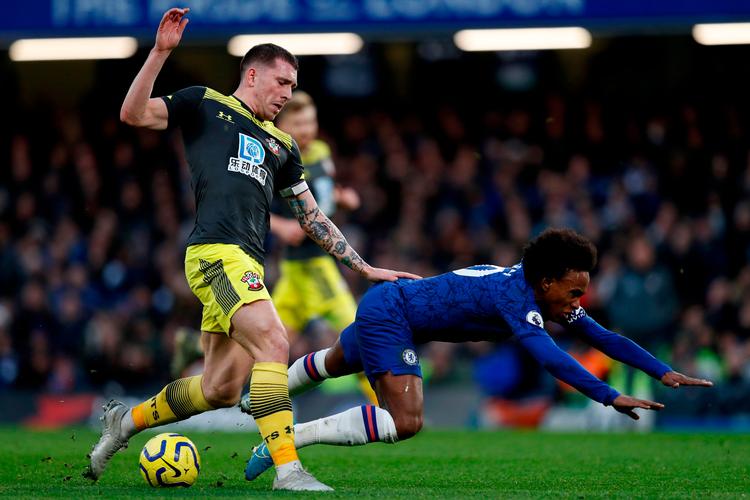 Med bolderobringer, syngende dueller og masser af gode afleveringer bidrog Pierre-Emile Højbjerg (tv.) til Southamptons overraskende 2-0-sejr over Chelsea. Foto: Adrian Dennis/Ritzau Scanpix
