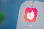 En almindelig fejl er at fremstille sig selv på en måde i Tinder eller en anden datingapp og give et helt andet indtryk, når den potentielle partner søger på dig andre steder. 

   Foto: Martin Bureau/Ritzau Scanpix