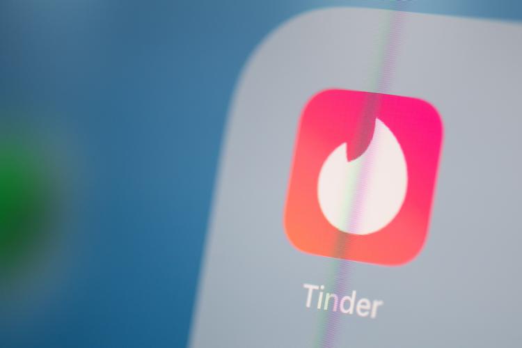 En almindelig fejl er at fremstille sig selv på en måde i Tinder eller en anden datingapp og give et helt andet indtryk, når den potentielle partner søger på dig andre steder. 

   Foto: Martin Bureau/Ritzau Scanpix