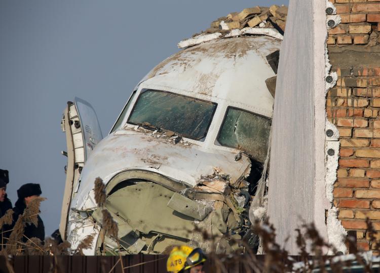 Redningspersonale arbejder på stedet, hvor flyet styrtede ned nær byen Almaty, Kazakhstan, den 27. december.
   Foto: Pavel Mikheyev/Ritzau Scanpix