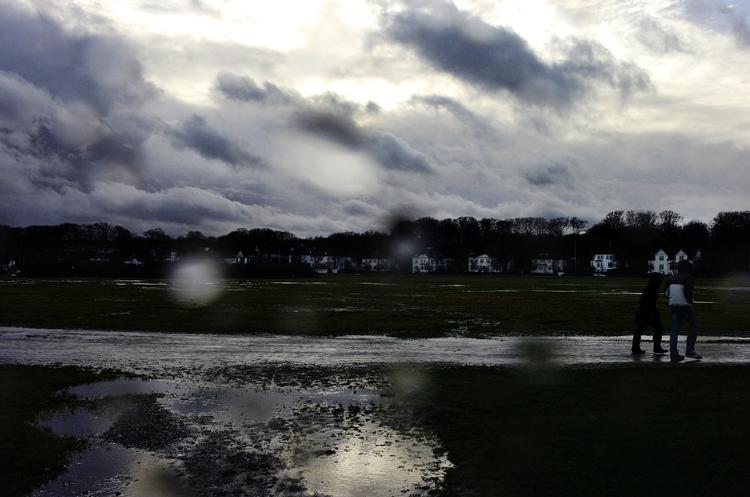 Skal man ud de kommende dage, kan man fredag og lørdag gøre det i tørvejr, mens det søndag er en god ide at huske paraplyen. Foto: Martin Kurt Haglund/POLFOTO