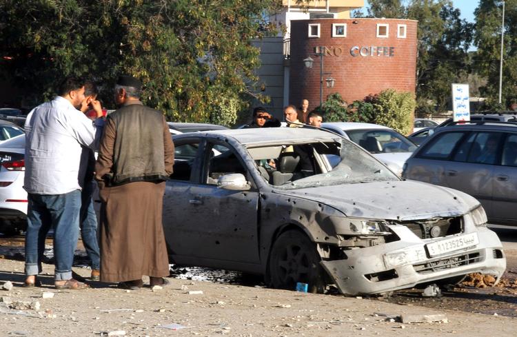 Libyere undersøger eftervirkningerne fra et luftangreb den 26. decemberi byen Zawiya, 45 kilometer vest for Tripoli. Foto: -/Ritzau Scanpix