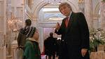 Donald Trump medvirker i en scene på Plaza Hotel, som han ejede på det tidspunkt. Her fortæller han Kevin (Macauley Culkin), hvor lobbyen befinder sig.  Foto: 20th Century Fox